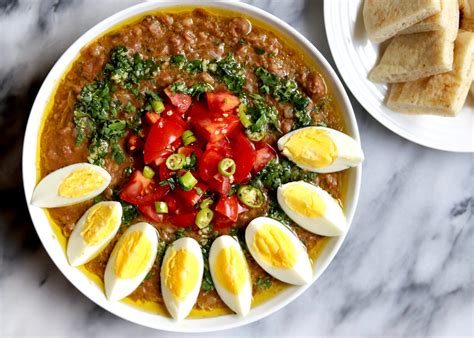  Ful Medames: Ein herzhaftes Frühstück voller orientalischer Aromen und cremiger Textur!