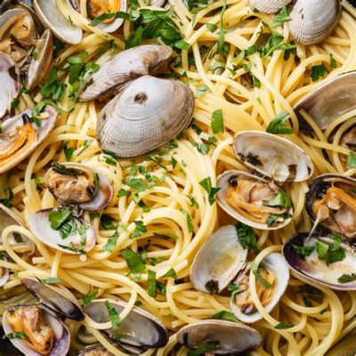  Spaghetti alle Vongole! A Symphony of Freshness and Briny Delight Exploding on Your Palate!