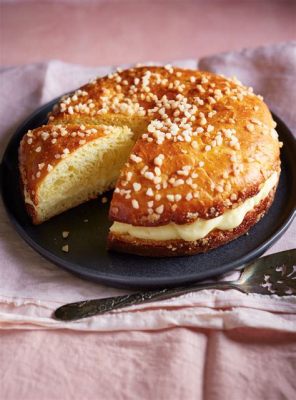  Tarte Tropézienne: Eine luftig-cremige Sonnenscheinbombe aus dem Herzen der Côte d'Azur!