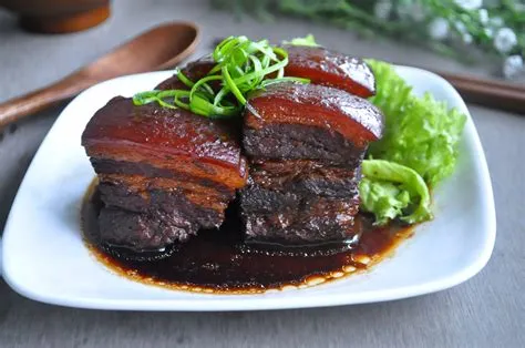   Yongzhou Braised Pork: Ein köstliches Abenteuer für die Geschmacksknospen - Gibt es etwas Verlockenderes als zartes Schweinefleisch in einer würzigen, süß-sauren Sauce?