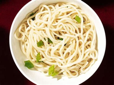  Zhangzhou Sesame Oil Noodles: Ein Fest für die Sinne - Glänzend und geschmeidig, ein Muss für jeden Nudelliebhaber!